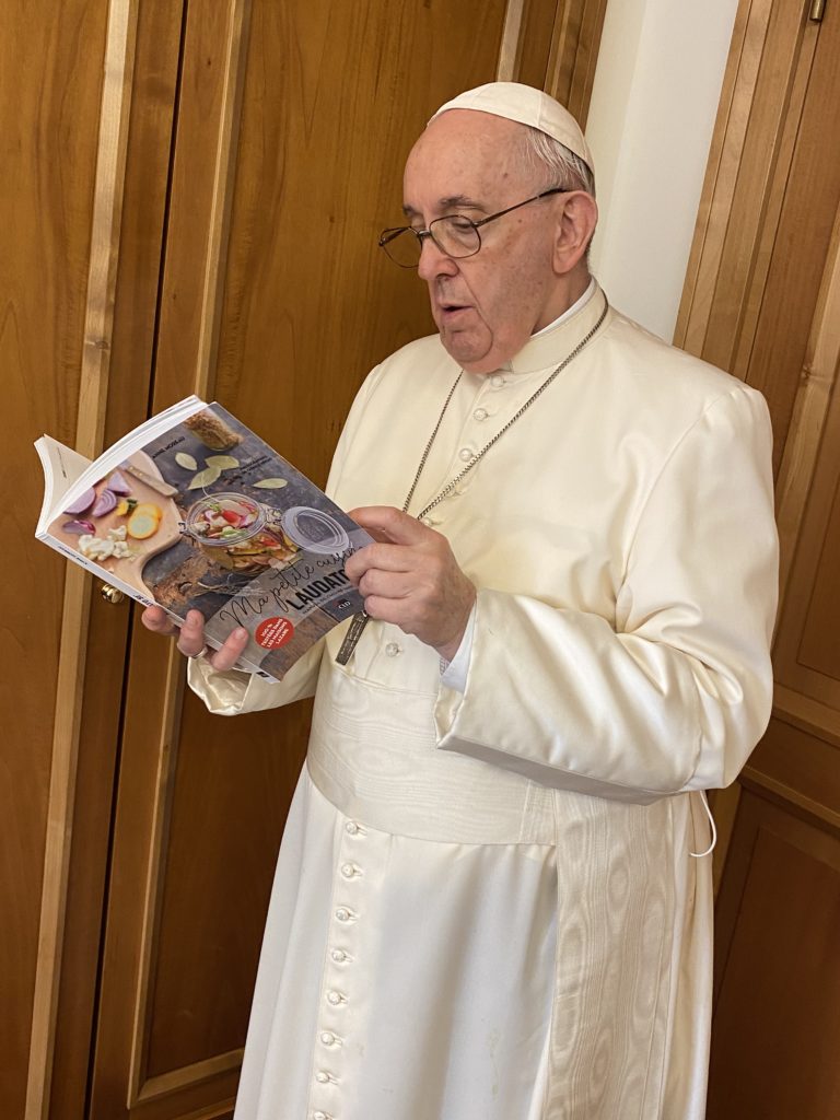 Le pape François lit le manuel de cuisine saine et durable "ma petite cuisine Laudato si'"