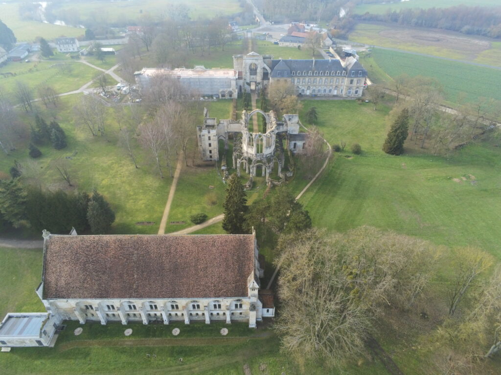 Photo prise de vue aérienne du site monument historique de l'abbaye de Chiry-Ourscamp
